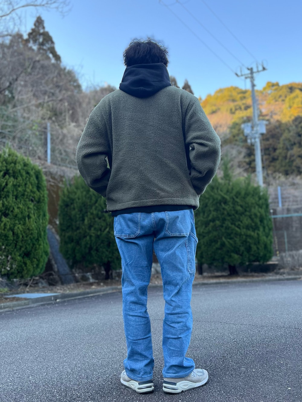 グリーン系のその他トップス、ブラック系のパーカー、ブルー系のパンツを着用したメンズの冬コーディネートの3枚目の写真