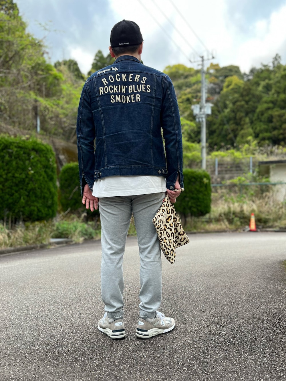 ブルー系のデニムジャケット、ホワイト系のTシャツ/カットソー、グレー系のスウェットパンツを着用したメンズの春コーディネートの3枚目の写真