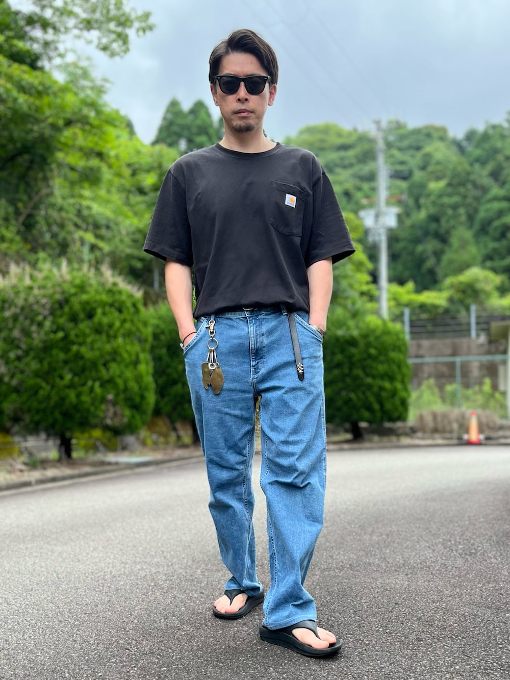 ブラック系のTシャツ/カットソー、ブルー系のパンツ、ブラック系のサンダルを着用したメンズの夏コーディネートの5枚目の写真