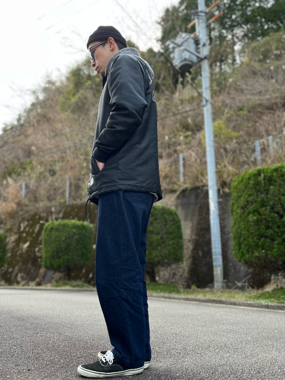 「冬コーデ、私の推しブランド、おしゃれさんと繋がりたい、大人カジュアル、オーバーサイズ、ラフ、ワコマリア、ストリート、シェフパンツ、GU、UNIQLO、ボアコーチジャケット、ビーニー、メガネ男子、ファッションの力を信じよう」｜「no brandのアイテム（ニットキャップ/ビーニー、ブラック系）」を使った、ヤザワさん（メンズ・176cm）の冬コーディネートの2枚目の写真
