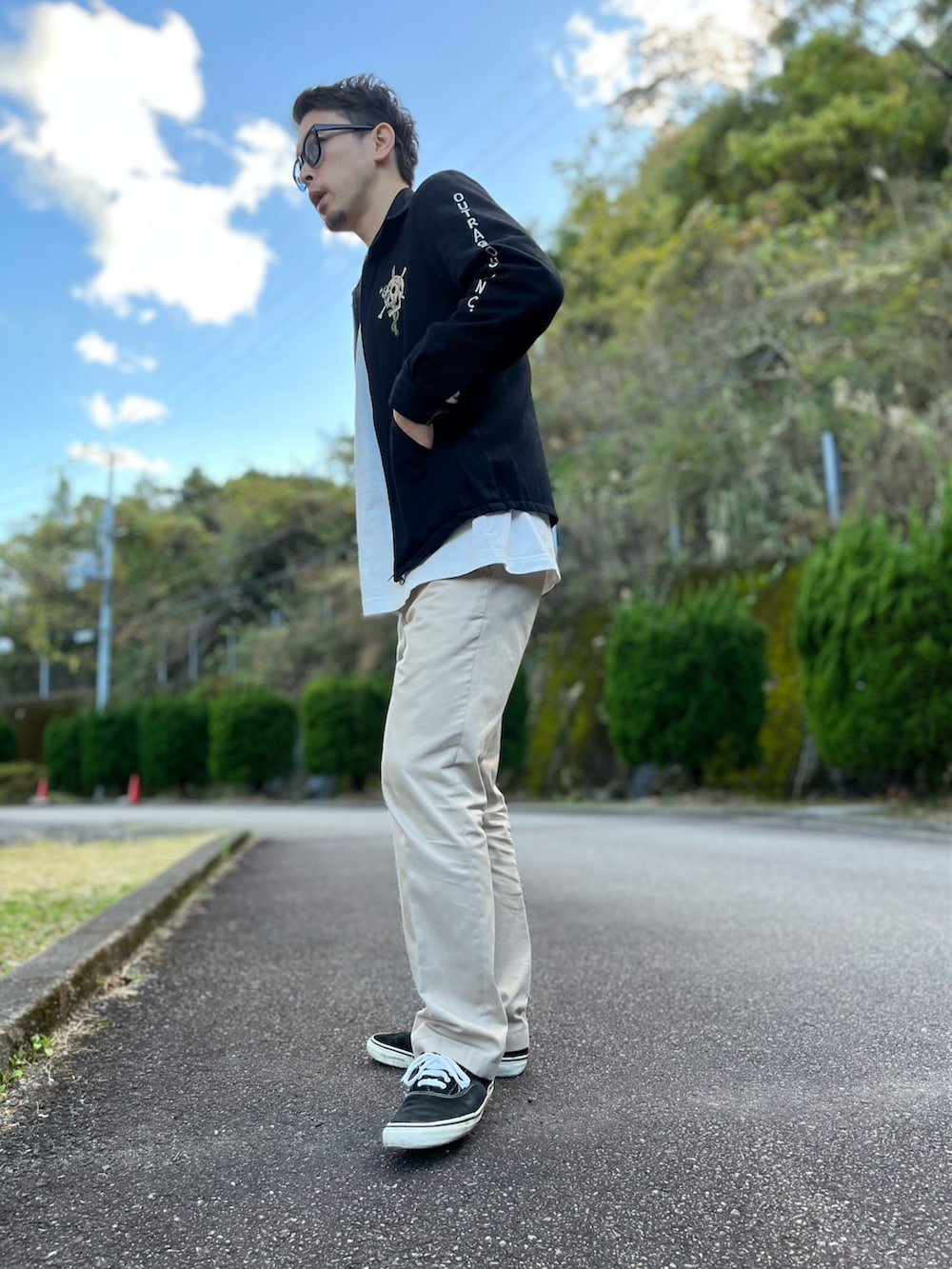 ホワイト系のTシャツ/カットソー、ブラック系のミリタリージャケット、ベージュ系のその他パンツを着用したメンズの秋コーディネートの2枚目の写真