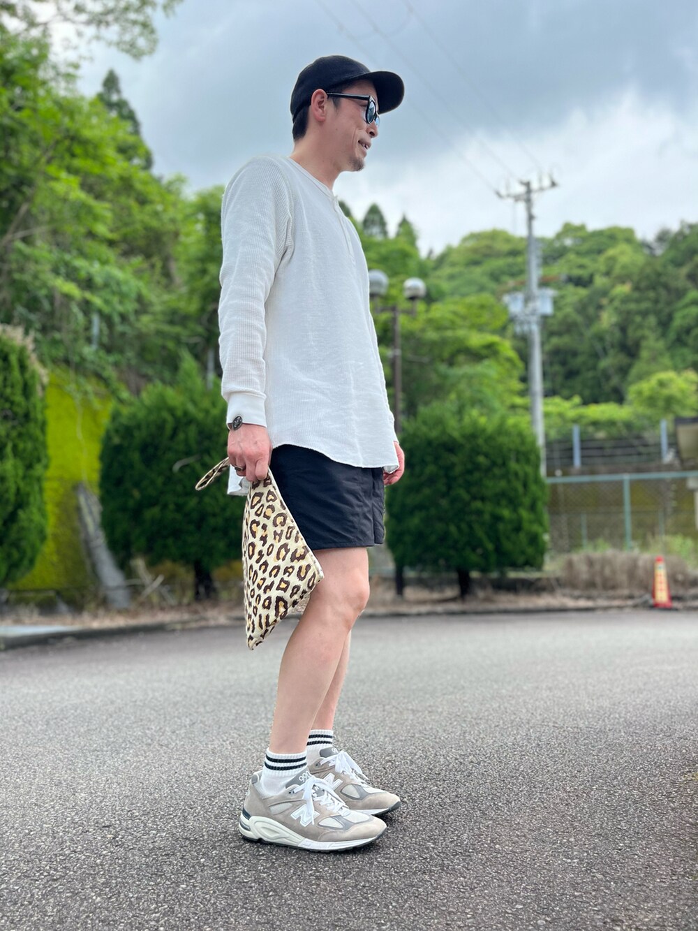 ホワイト系のTシャツ/カットソー、ブラック系のその他パンツ、グレー系のスニーカーを着用したメンズの春コーディネートの2枚目の写真