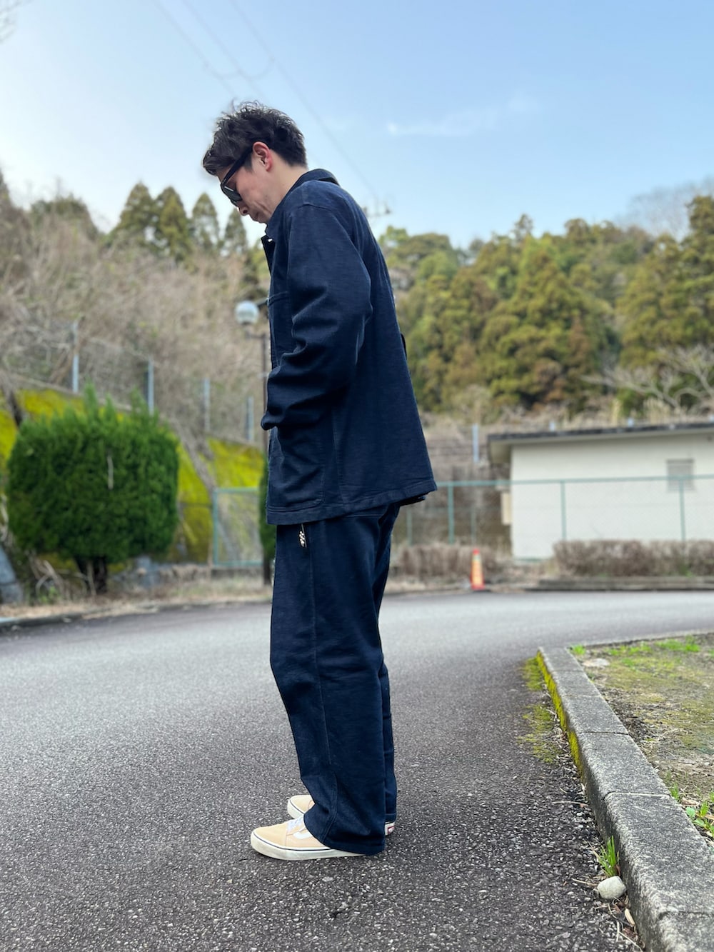 ブルー系のデニムジャケット、ホワイト系のTシャツ/カットソー、ブルー系のパンツを着用したメンズの冬コーディネートの4枚目の写真
