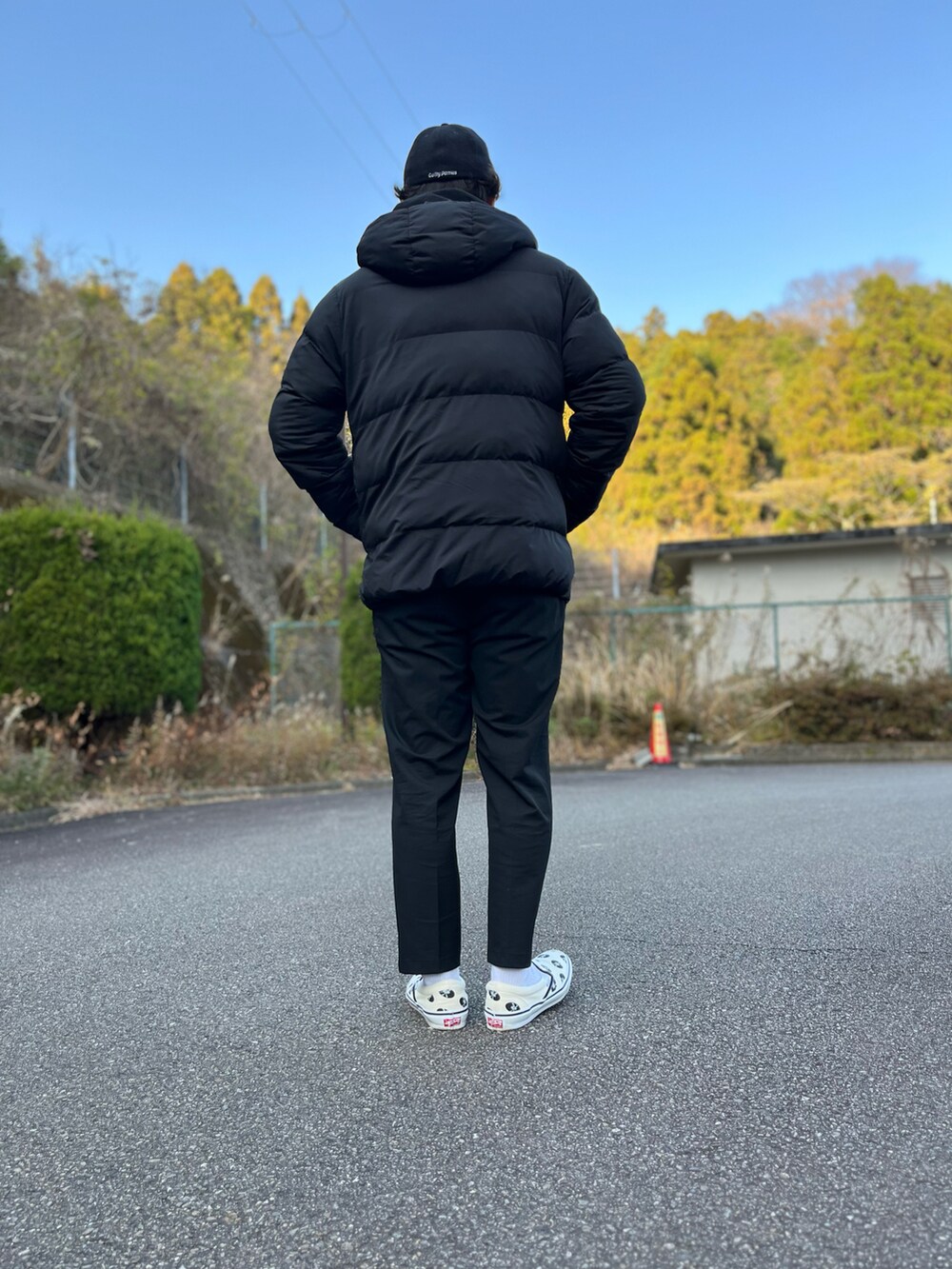 ブラック系のパーカー、ブラック系のダウンジャケット/コート、ブラック系のその他パンツを着用したメンズの冬コーディネートの3枚目の写真