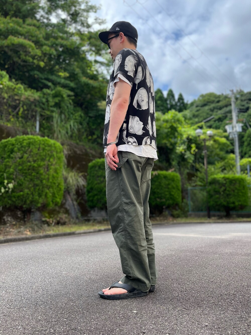 ブラック系のシャツ/ブラウス、ホワイト系のTシャツ/カットソー、グリーン系のパンツを着用したメンズの夏コーディネートの3枚目の写真