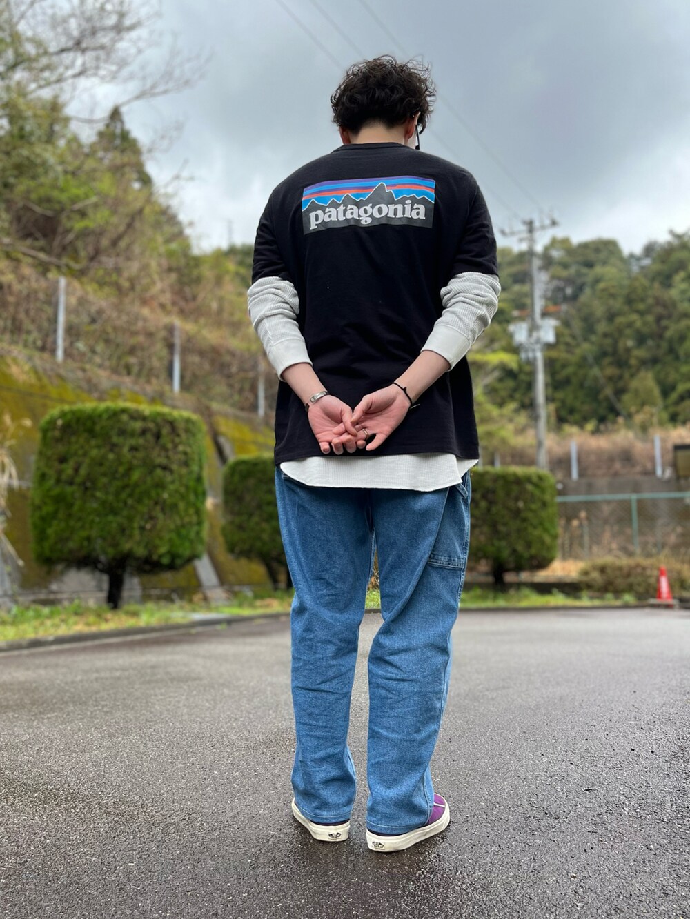 ブラック系のTシャツ/カットソー、ホワイト系のTシャツ/カットソー、ブルー系のパンツを着用したメンズの春コーディネートの3枚目の写真