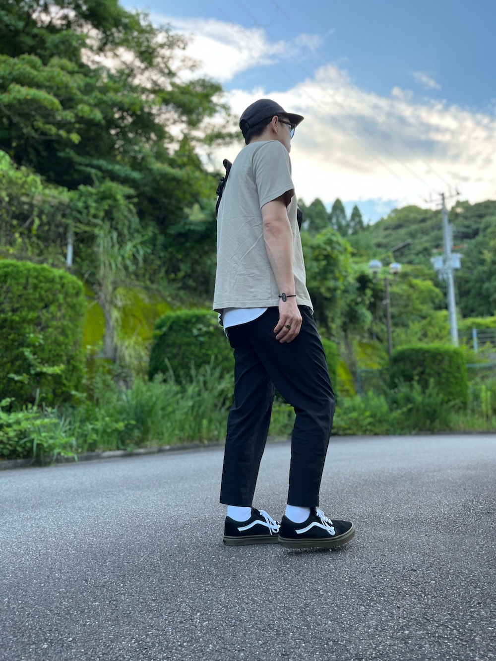 ブラック系のボディバッグ/ウエストポーチ、ホワイト系のTシャツ/カットソー、ホワイト系のタンクトップを着用したメンズの夏コーディネートの2枚目の写真