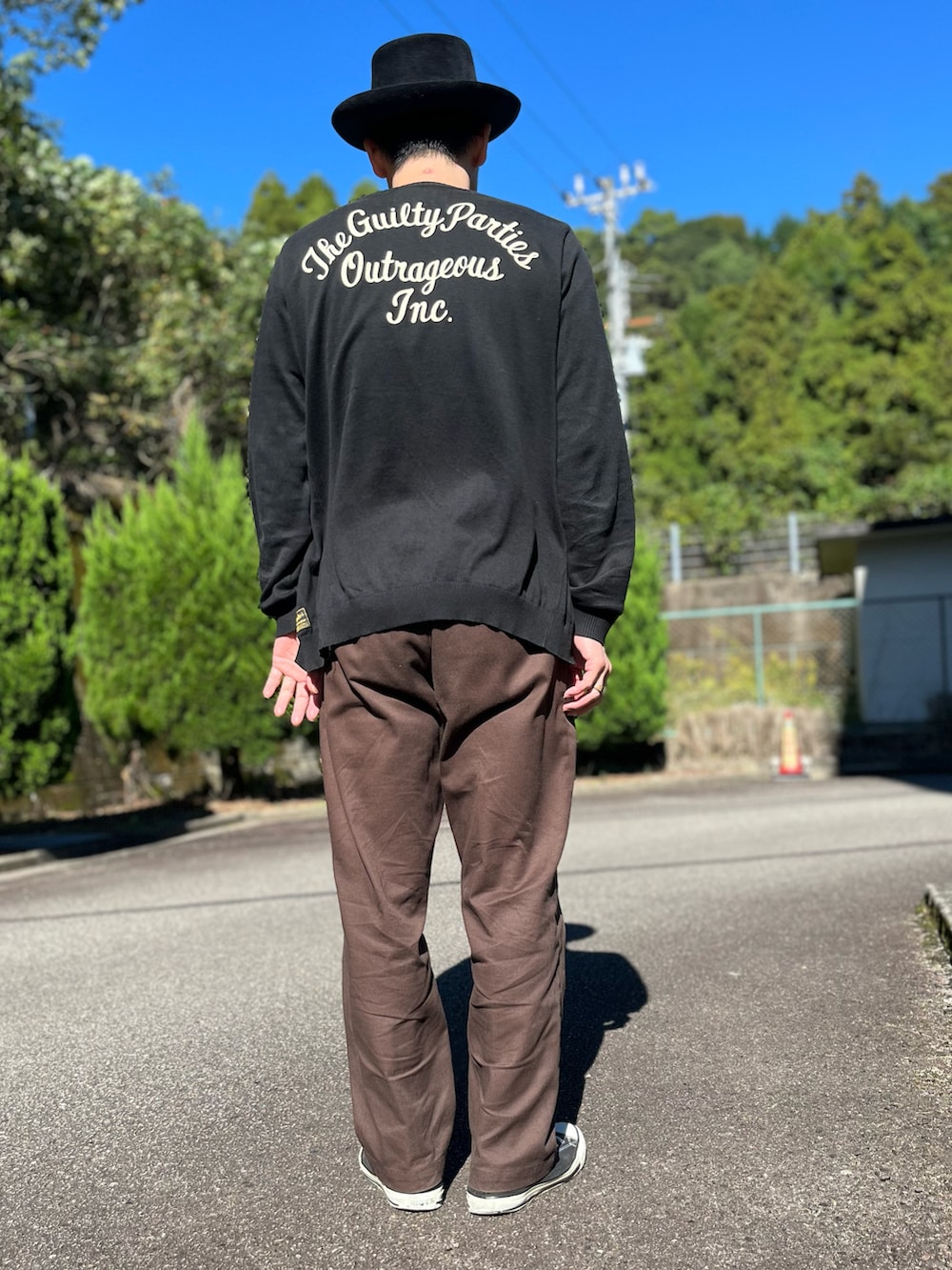 ブラック系のTシャツ/カットソー、ブラック系のカーディガン/ボレロ、ブラウン系のチノパンツを着用したメンズの秋コーディネートの3枚目の写真