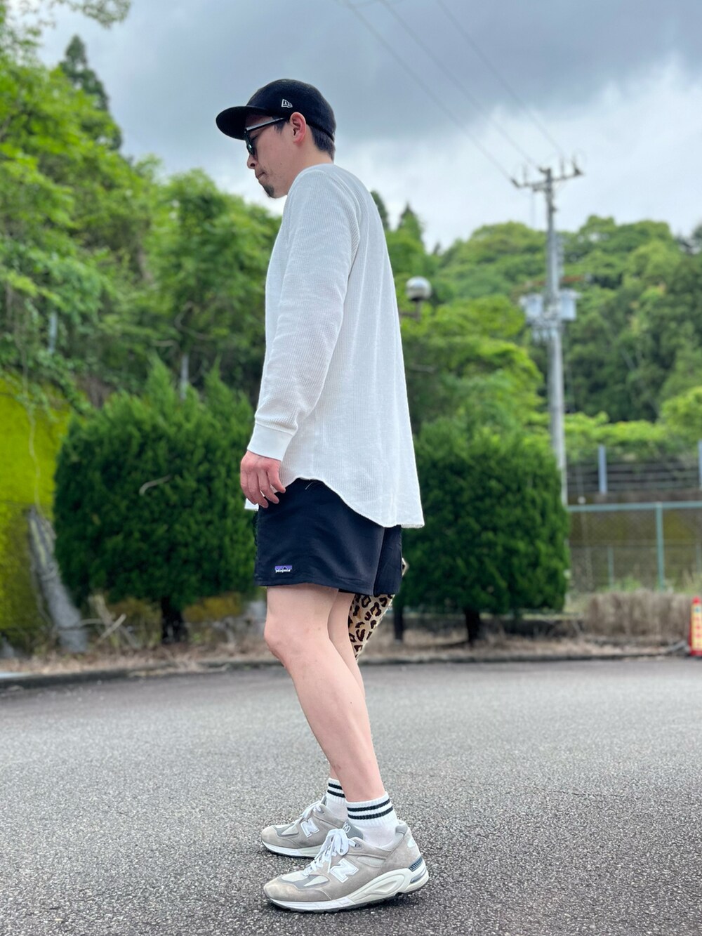 ホワイト系のTシャツ/カットソー、ブラック系のその他パンツ、グレー系のスニーカーを着用したメンズの春コーディネートの4枚目の写真