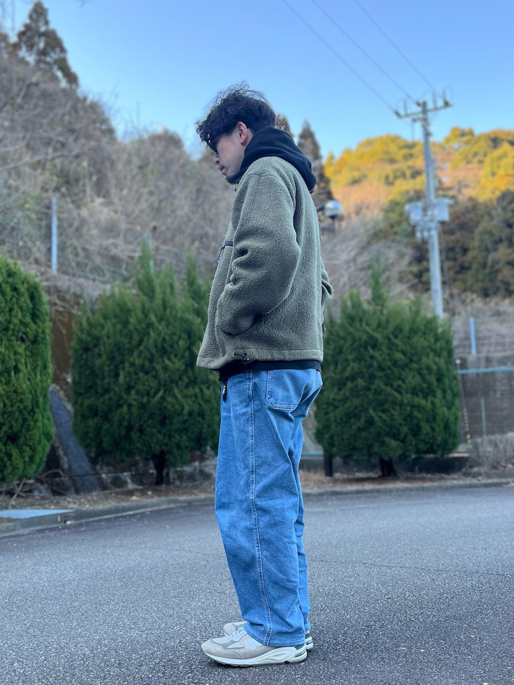 グリーン系のその他トップス、ブラック系のパーカー、ブルー系のパンツを着用したメンズの冬コーディネートの4枚目の写真