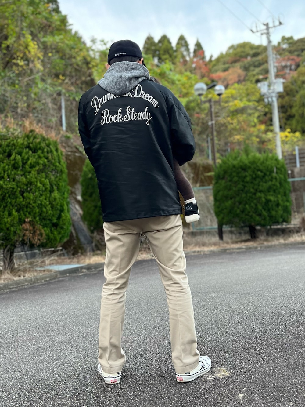 ブラック系のナイロンジャケット、ベージュ系のその他パンツ、ホワイト系のスリッポンを着用したメンズの秋コーディネートの3枚目の写真