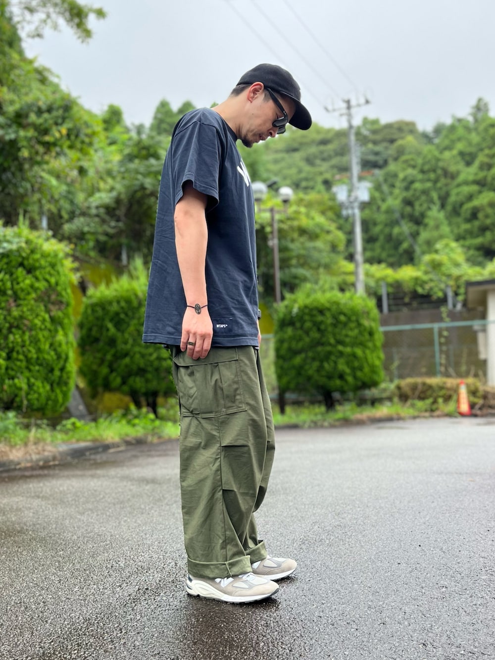 ブルー系のTシャツ/カットソー、グリーン系のカーゴパンツ、グレー系のスニーカーを着用したメンズの夏コーディネートの5枚目の写真