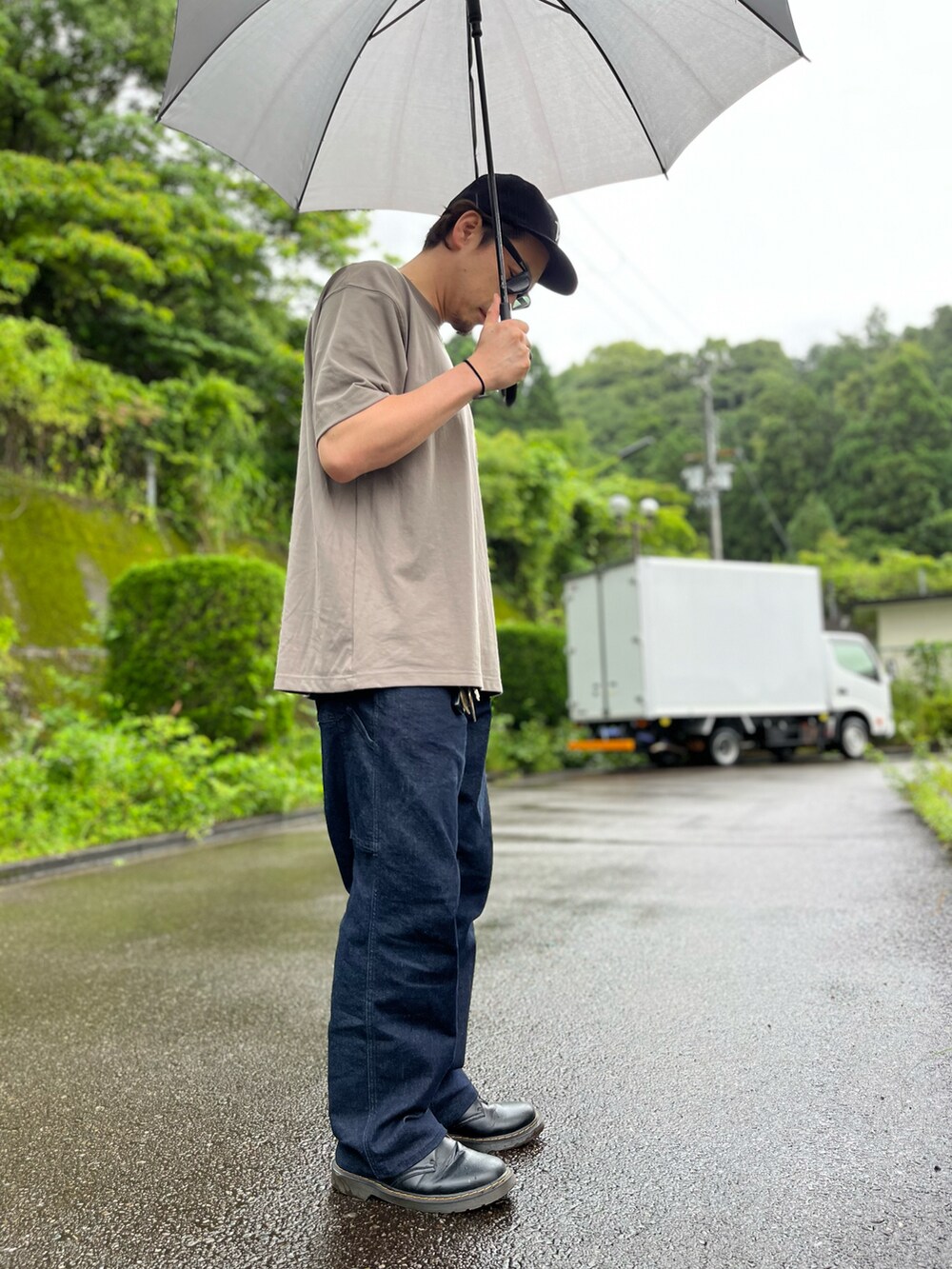 ブルー系のパンツ、ブラック系のブーツ、ブラウン系のTシャツ/カットソーを着用したメンズの夏コーディネートの4枚目の写真