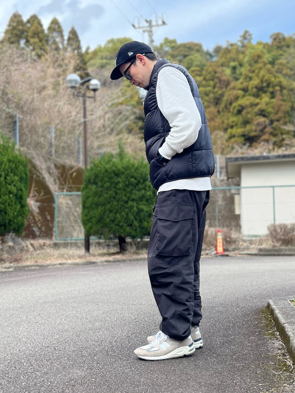 ブラック系のダウンベスト、グレー系のスウェット、ブラック系のパンツを着用したメンズの冬コーディネートの4枚目の写真