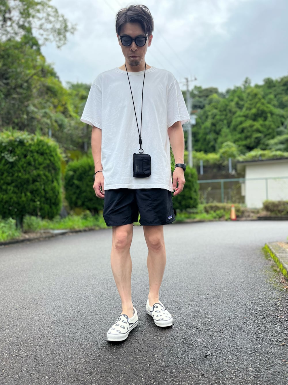 ホワイト系のTシャツ/カットソー、ブラック系のその他パンツ、ホワイト系のスリッポンを着用したメンズの夏コーディネートの5枚目の写真