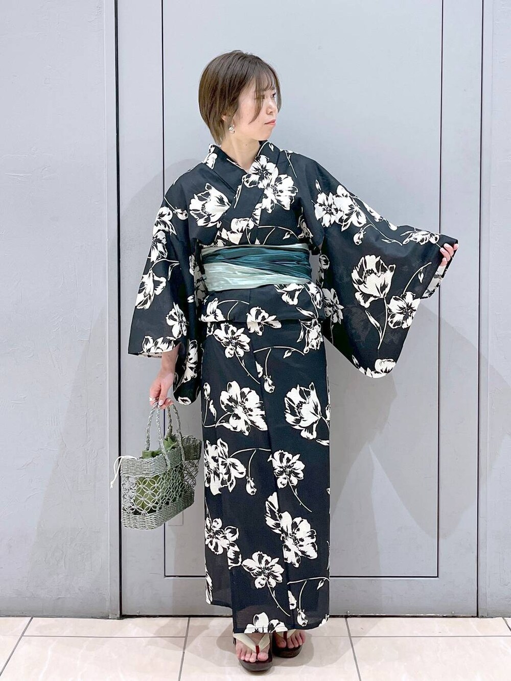 ベージュ系の浴衣を着用したレディースの夏コーディネートの2枚目の写真
