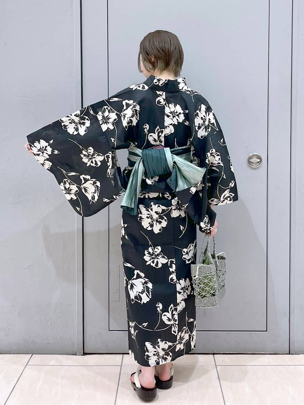 ベージュ系の浴衣を着用したレディースの夏コーディネートの4枚目の写真