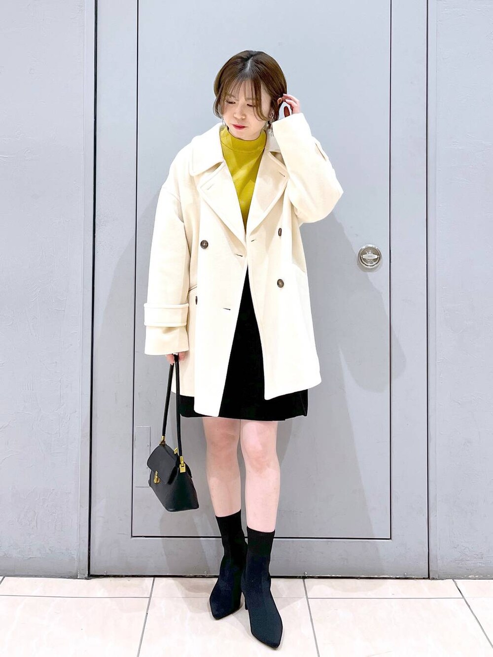 「Andemiu、差し色コーデ、女子ウケ、きれいめ、秋コーデ、ニット、バッグ、ブーツ、スカート、シンプルコーデ、大人カジュアル」｜「Andemiuのワンハンドルバッグ 103780（ショルダーバッグ、ブラック系）」を使った、Eriさん（レディース・158cm）の冬コーディネートの4枚目の写真