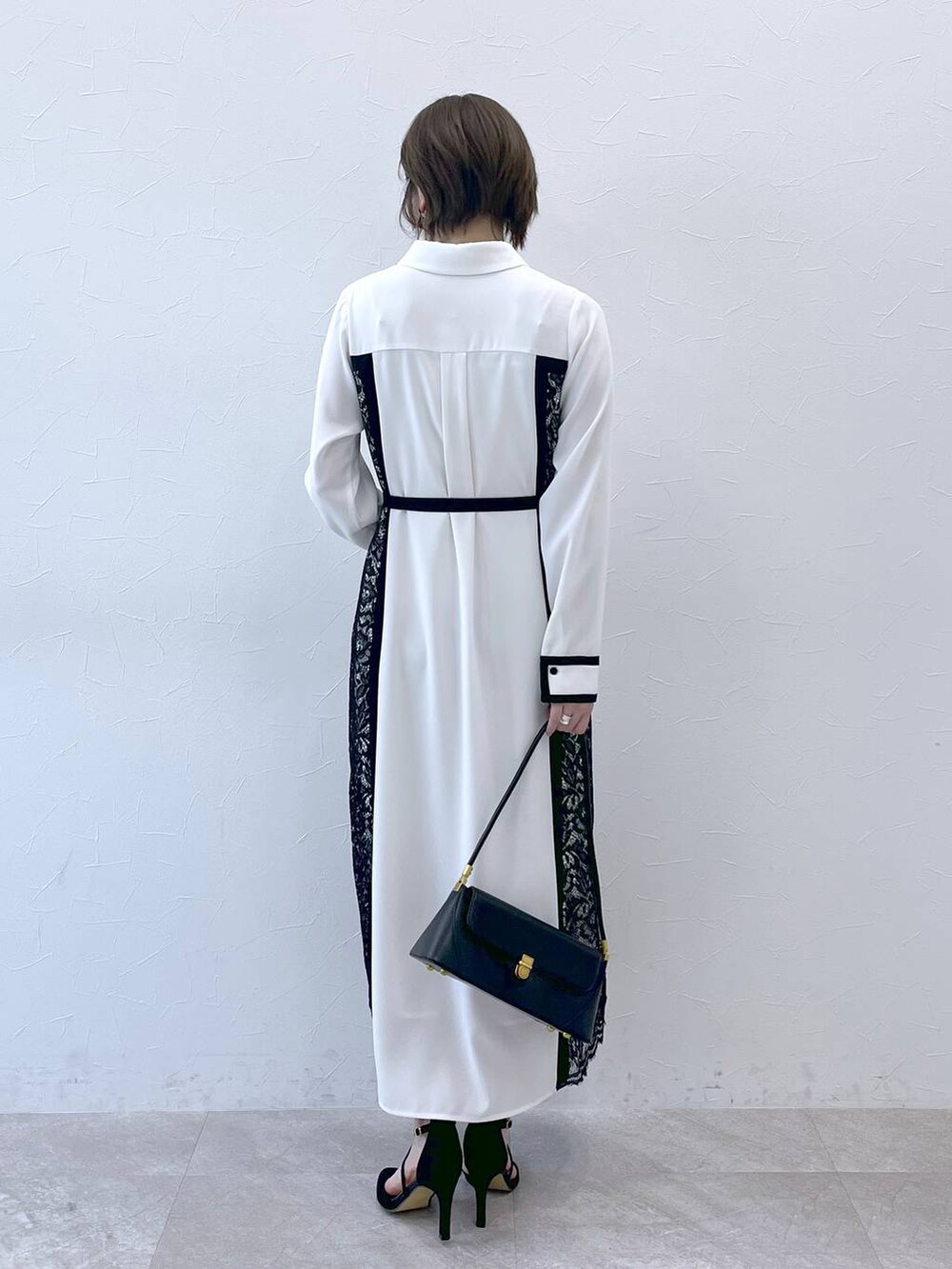 「女子ウケ、差し色コーデ、きれいめ、秋コーデ、ニット、バッグ、Andemiu、ブーツ、スカート、シンプルコーデ、大人カジュアル」｜「Andemiuのワンハンドルバッグ 103780（ショルダーバッグ、ブラック系）」を使った、Eriさん（レディース・158cm）の冬コーディネートの4枚目の写真