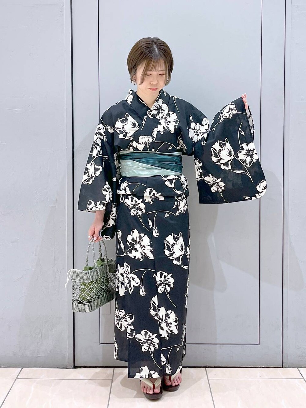 ベージュ系の浴衣を着用したレディースの夏コーディネートの3枚目の写真