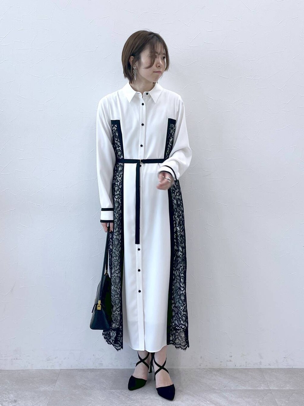 「女子ウケ、差し色コーデ、きれいめ、秋コーデ、ニット、バッグ、Andemiu、ブーツ、スカート、シンプルコーデ、大人カジュアル」｜「Andemiuのワンハンドルバッグ 103780（ショルダーバッグ、ブラック系）」を使った、Eriさん（レディース・158cm）の冬コーディネートの2枚目の写真