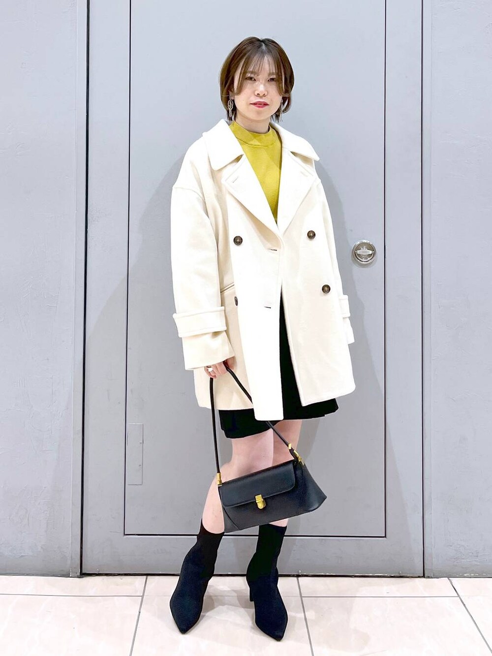 「Andemiu、差し色コーデ、女子ウケ、きれいめ、秋コーデ、ニット、バッグ、ブーツ、スカート、シンプルコーデ、大人カジュアル」｜「Andemiuのワンハンドルバッグ 103780（ショルダーバッグ、ブラック系）」を使った、Eriさん（レディース・158cm）の冬コーディネートの2枚目の写真