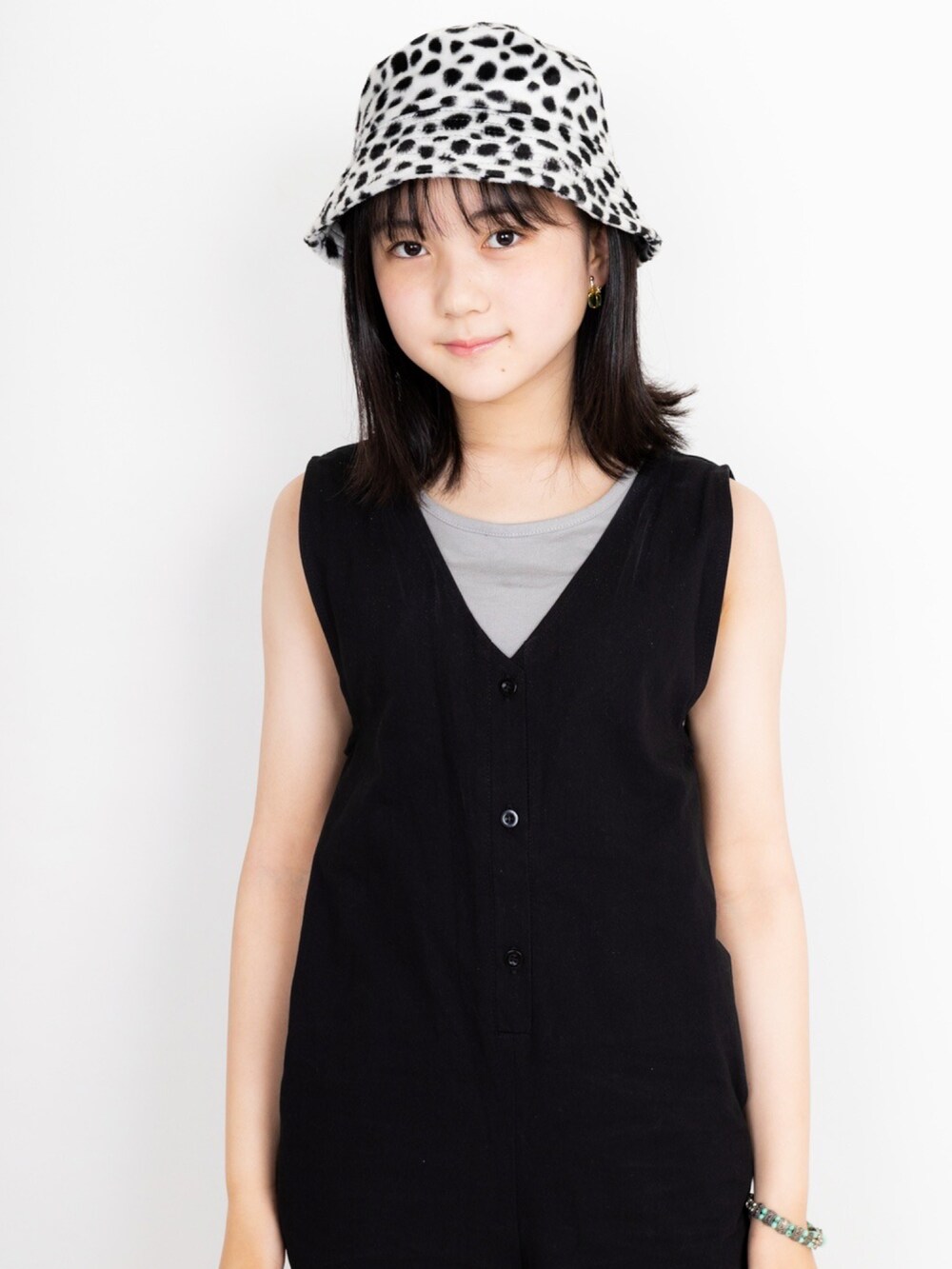 ブラック系のサロペット/オーバーオール、ブラウン系のサンダル、その他のハットを着用したレディースの秋コーディネートの2枚目の写真