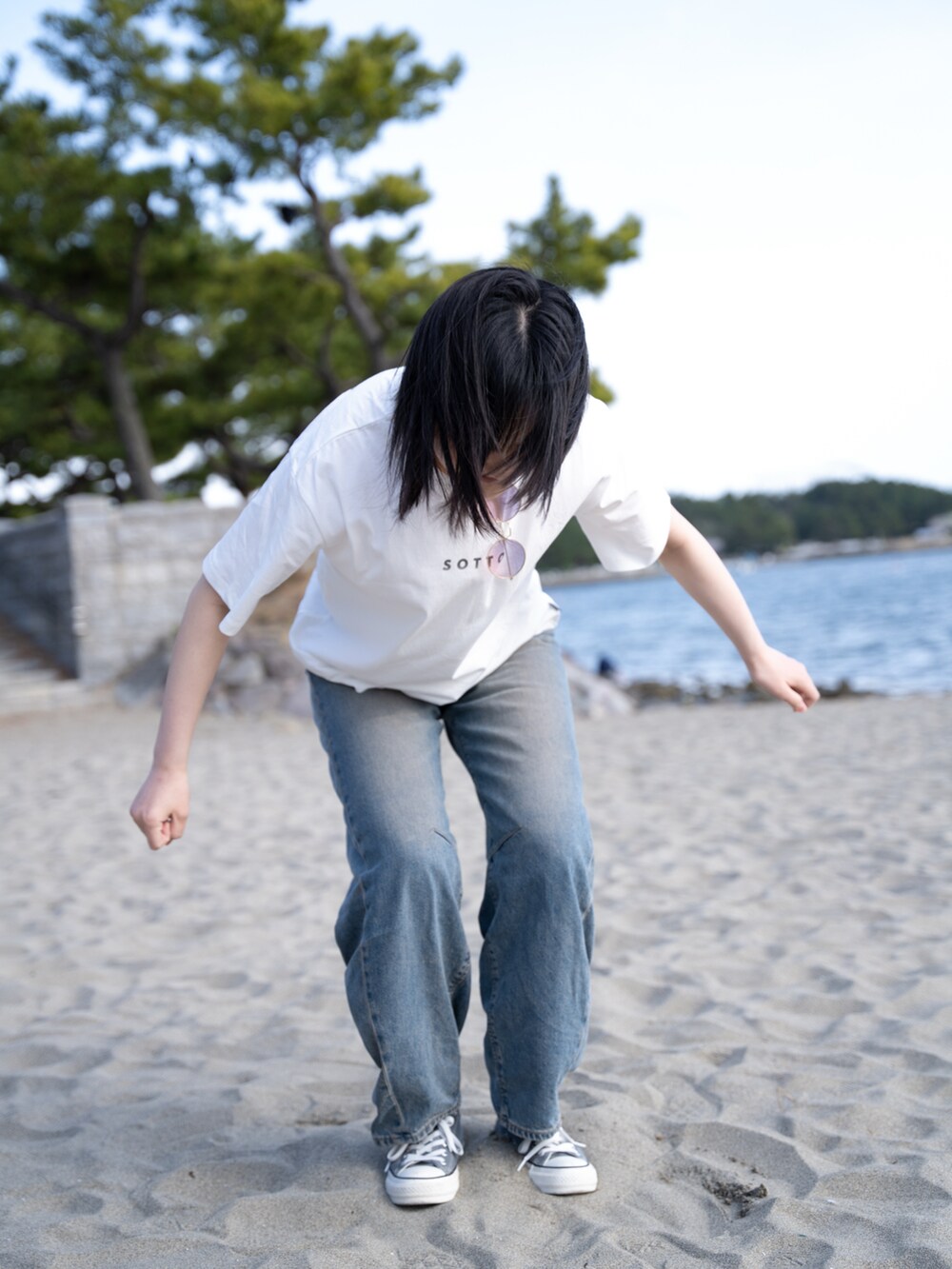 ブルー系のデニムパンツ、ホワイト系のTシャツ/カットソーを着用したレディースの秋コーディネートの3枚目の写真