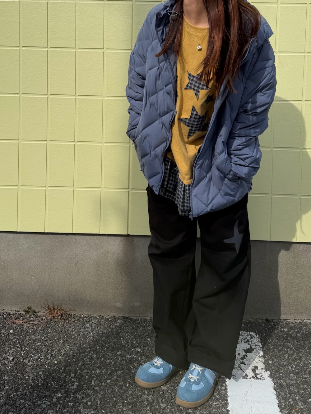 ブルー系のダウンジャケット/コート、ブラック系のパンツ、ブルー系のスニーカーを着用したレディースの冬コーディネートの2枚目の写真
