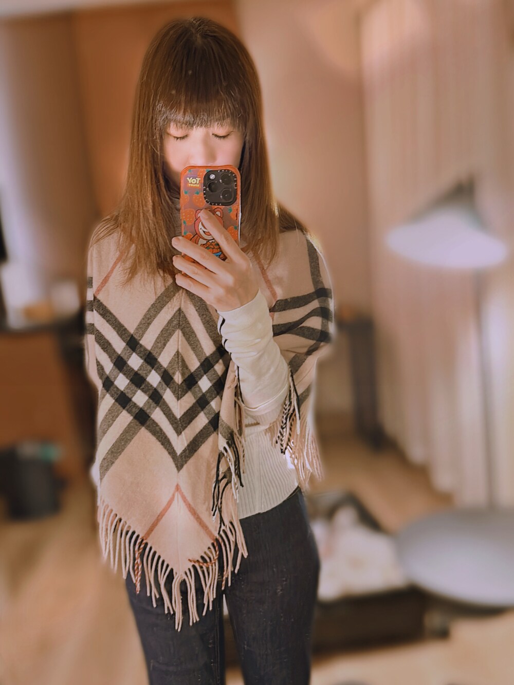 ブルー系のデニムパンツを着用したレディースの冬コーディネートの3枚目の写真