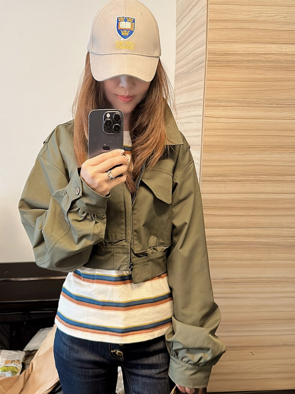 ブルー系のデニムパンツを着用したレディースの冬コーディネートの2枚目の写真