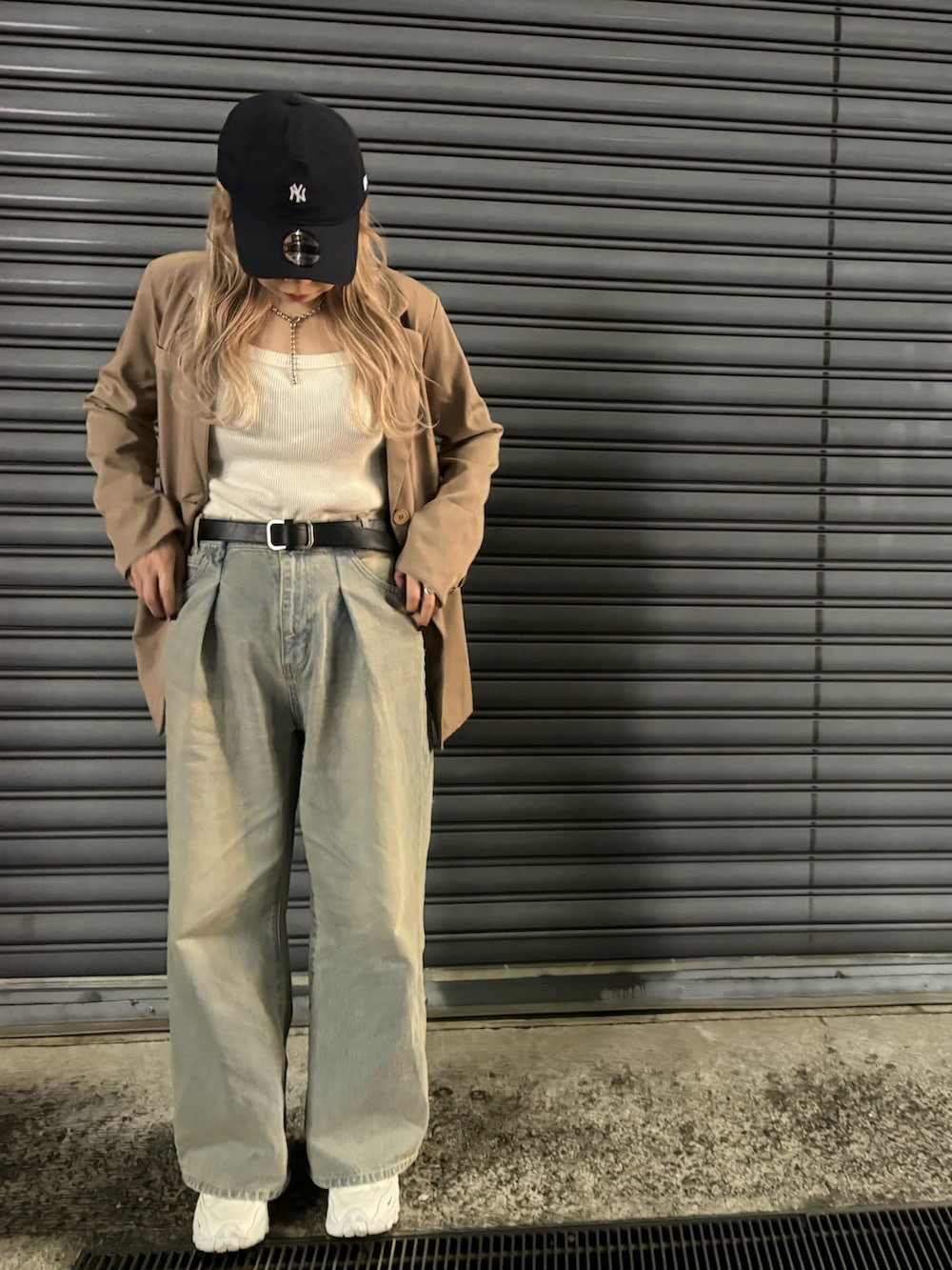その他のデニムパンツ、ホワイト系のスニーカー、ベージュ系のテーラードジャケットを着用したレディースの春コーディネートの2枚目の写真