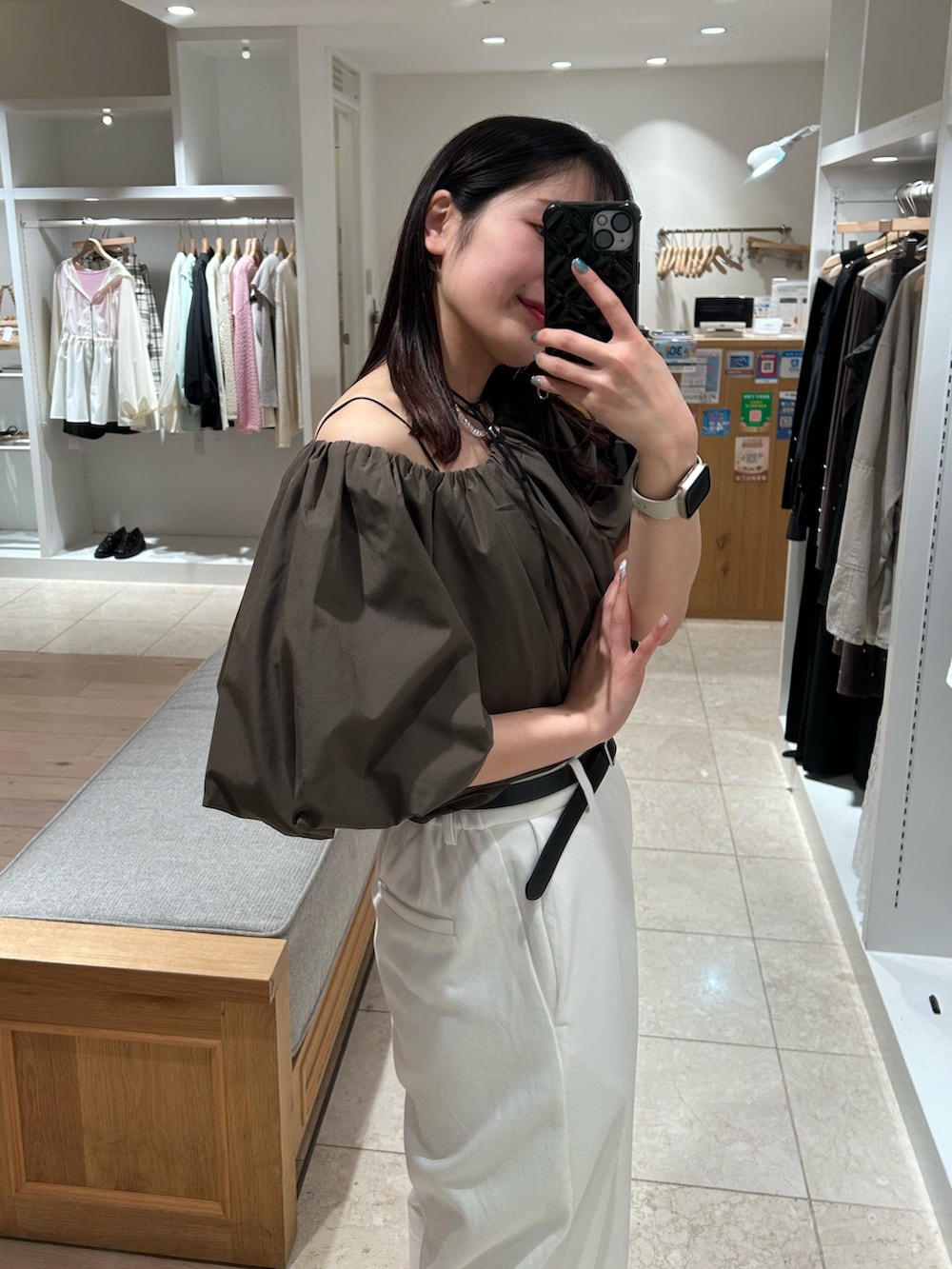 グリーン系のシャツ/ブラウス、ホワイト系のスウェットパンツ、ブラック系のベルトを着用したレディースの夏コーディネートの3枚目の写真