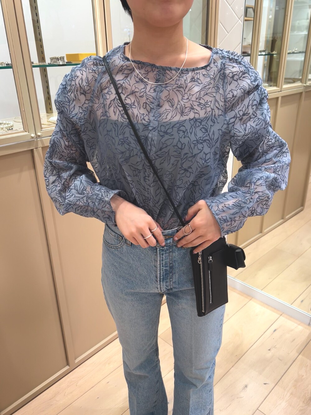 ブルー系のシャツ/ブラウス、ブルー系のデニムパンツを着用したレディースの春コーディネートの4枚目の写真