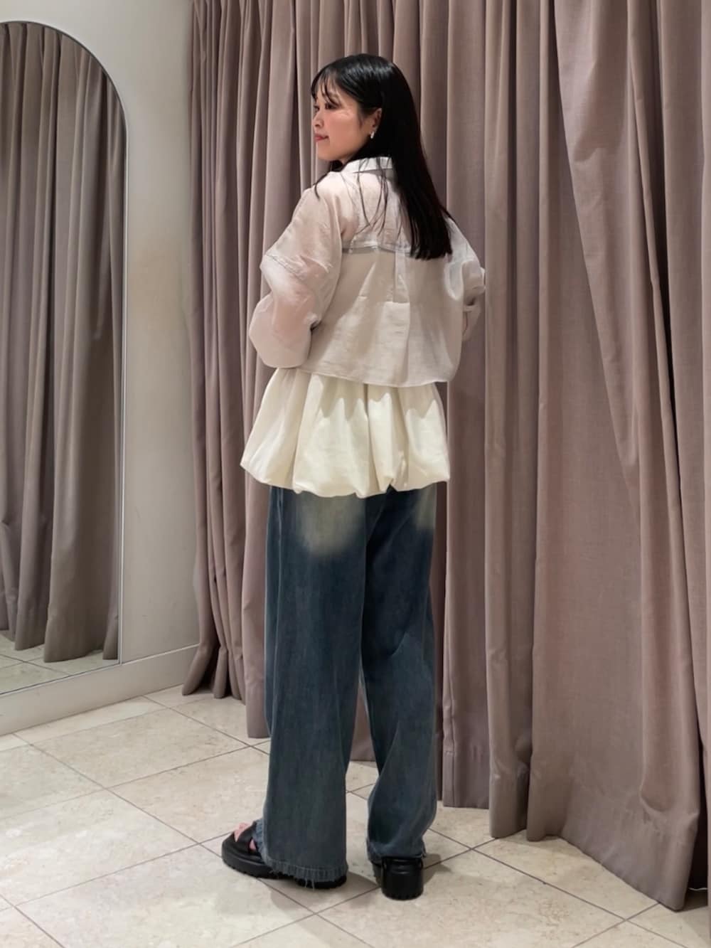 ホワイト系のシャツ/ブラウス、ブルー系のデニムパンツ、ブラック系のサンダルを着用したレディースの夏コーディネートの2枚目の写真