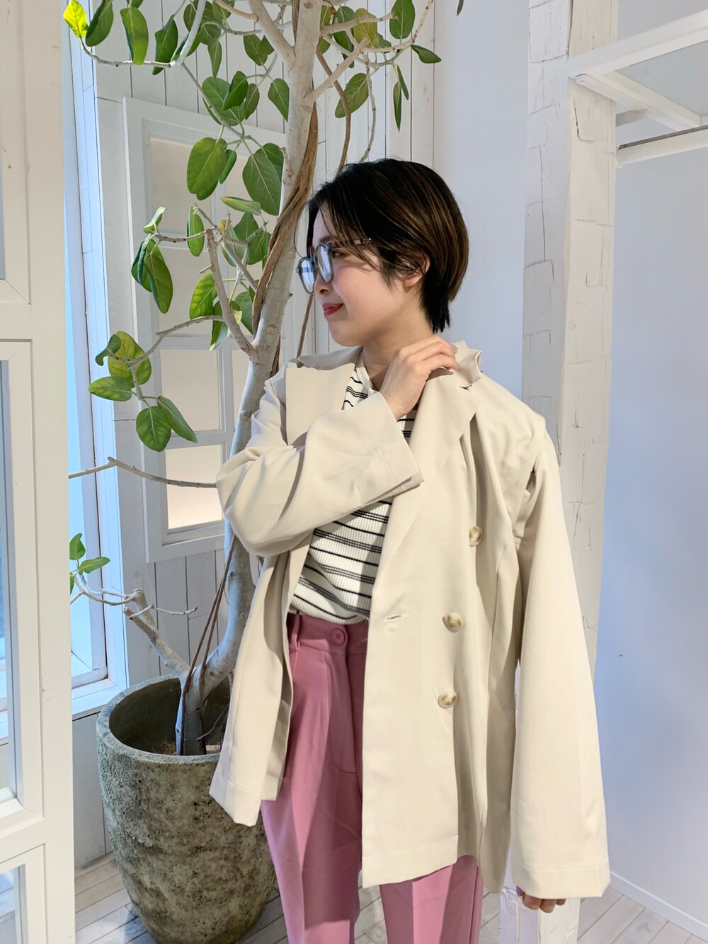 ピンク系のその他パンツ、ブラック系のローファー、ホワイト系のテーラードジャケットを着用したレディースの春コーディネートの3枚目の写真