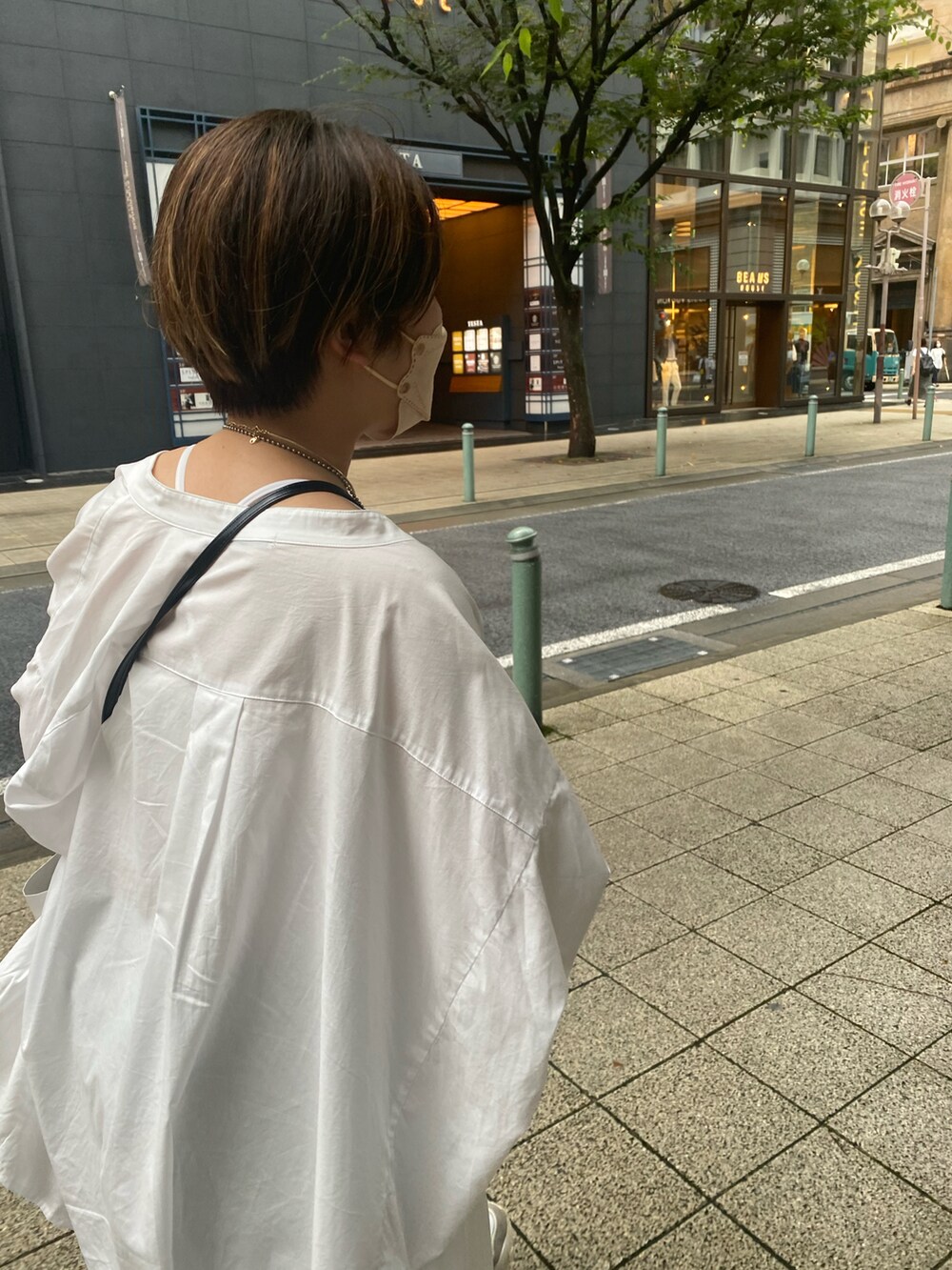 ホワイト系のシャツ/ブラウス、グレー系のその他パンツ、ベージュ系のスニーカーを着用したレディースの夏コーディネートの3枚目の写真