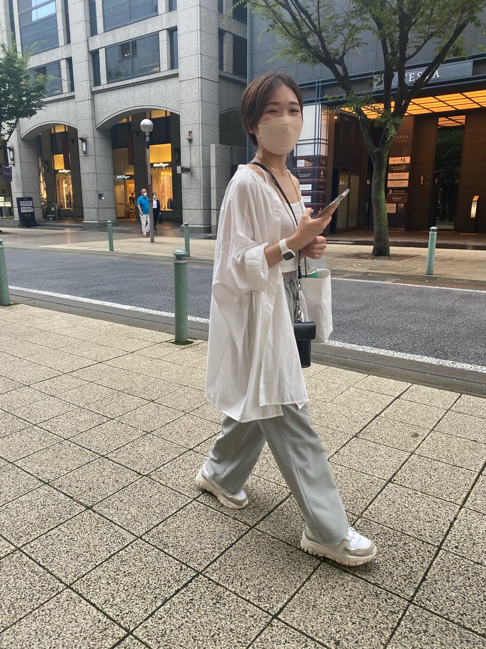 ホワイト系のシャツ/ブラウス、グレー系のその他パンツ、ベージュ系のスニーカーを着用したレディースの夏コーディネートの2枚目の写真