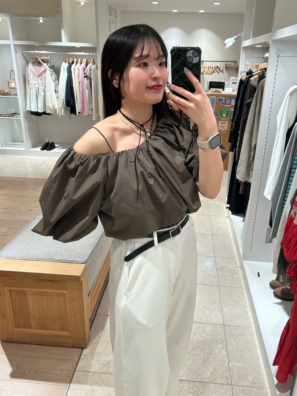 グリーン系のシャツ/ブラウス、ホワイト系のスウェットパンツ、ブラック系のベルトを着用したレディースの夏コーディネートの2枚目の写真