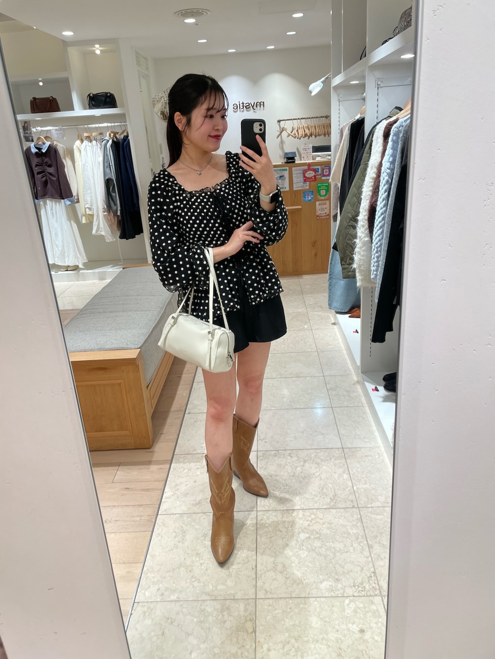 ブラック系のシャツ/ブラウス、ブラック系のその他パンツ、ブラック系のボストンバッグを着用したレディースの冬コーディネートの2枚目の写真