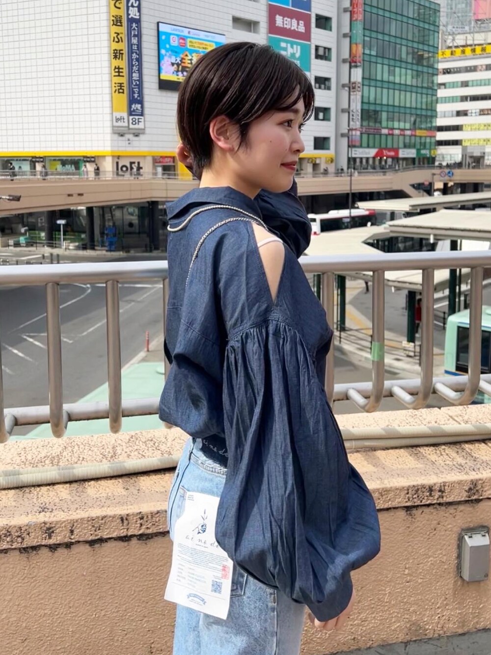 ブルー系のシャツ/ブラウス、ブルー系のデニムパンツを着用したレディースの春コーディネートの2枚目の写真