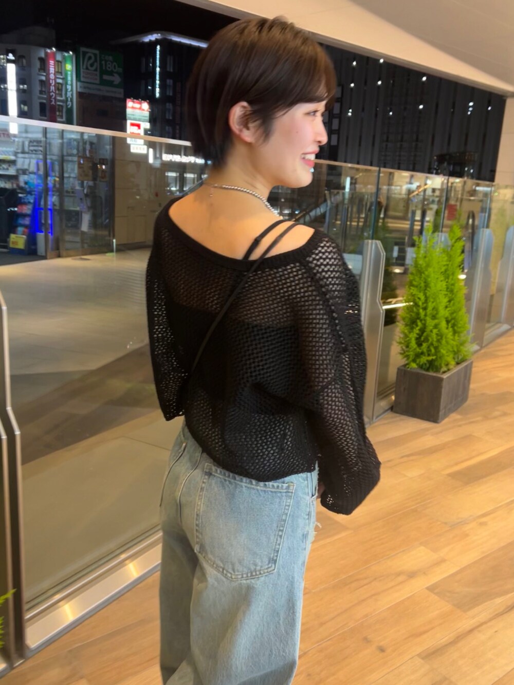 ブラック系のローファー、ブルー系のデニムパンツ、ブラック系のニット/セーターを着用したレディースの春コーディネートの4枚目の写真