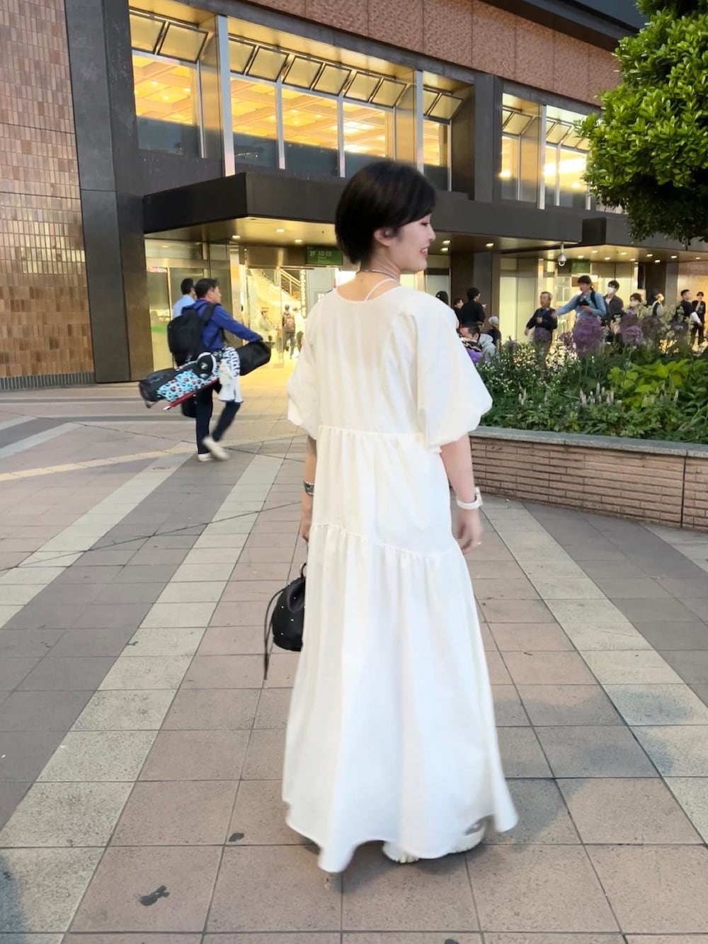 「夏コーデ、休日スタイル、シンプル、初夏コーデ、大人カジュアル、おしゃれさんと繋がりたい、ワンピース、スニーカー、ダッドスニーカー、ショルダーバッグ、大人ガーリー、白スニーカー、骨格ストレート」｜「mysticのドロストギャザーワンピース（ワンピース、ホワイト系）」を使った、ヨシヤマ アヤカさん（レディース・159cm）の春コーディネートの2枚目の写真