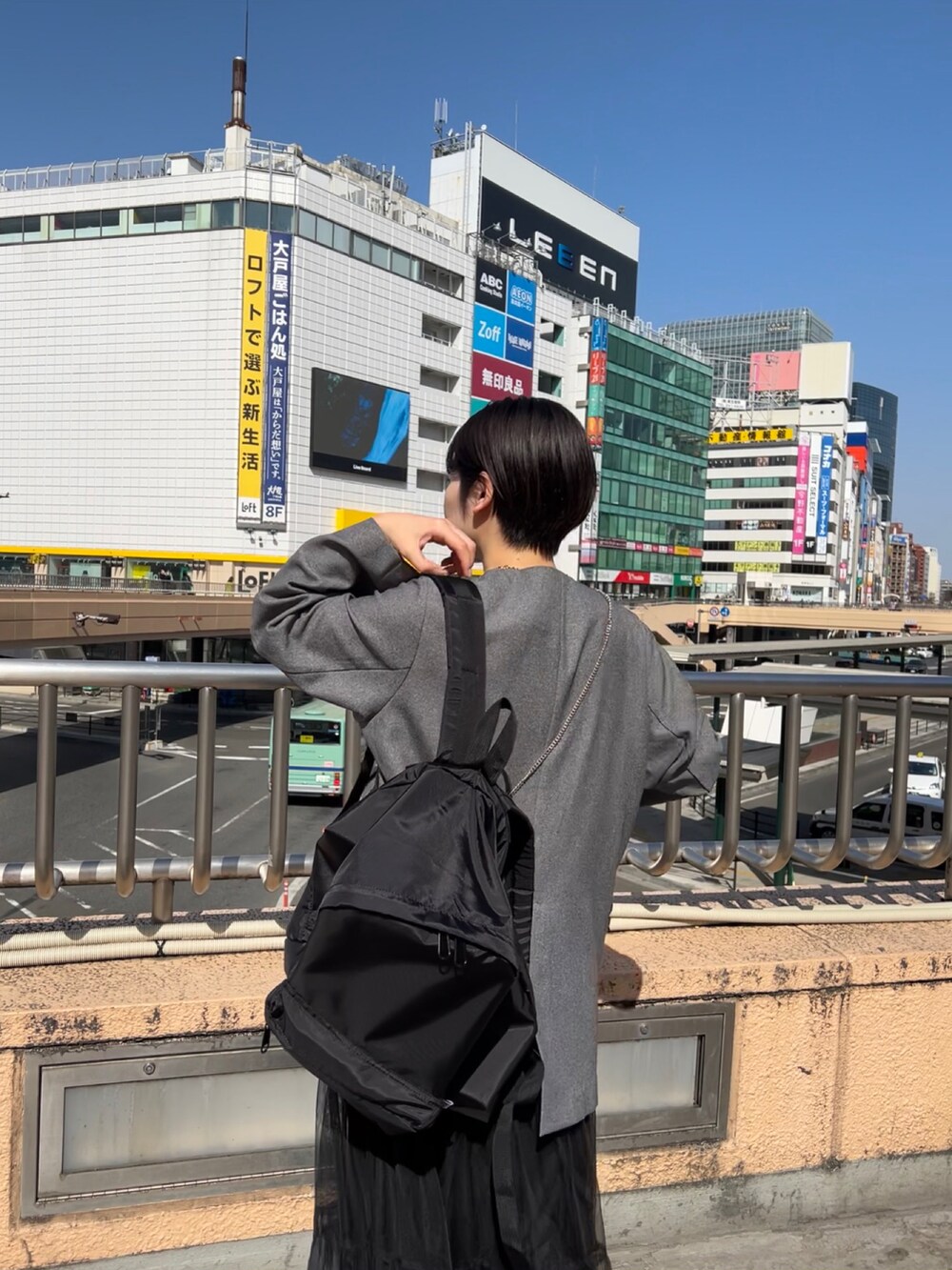 グレー系のノーカラージャケット、ブラック系のスカートを着用したレディースの春コーディネートの4枚目の写真