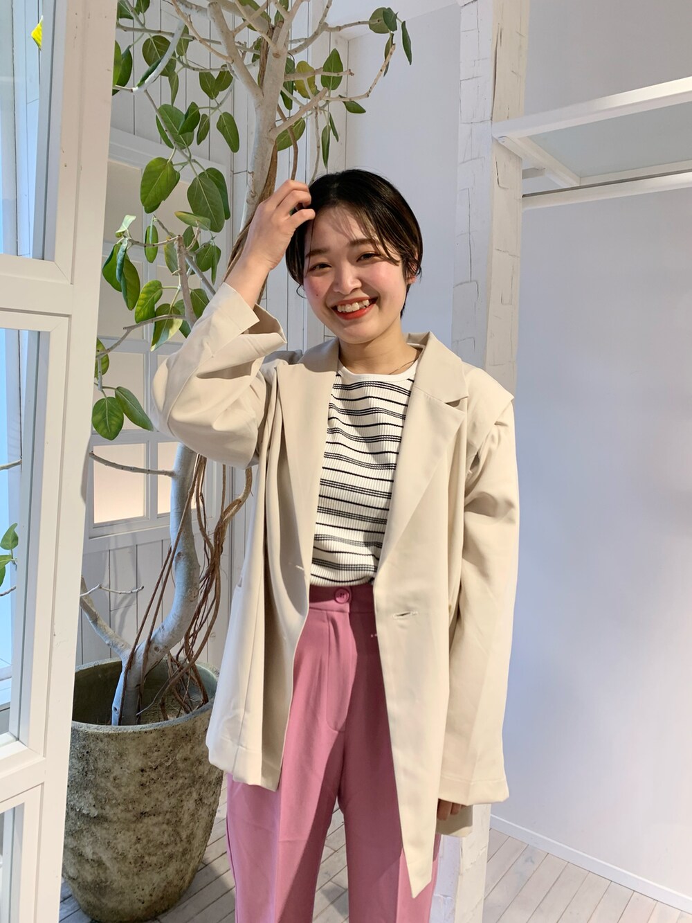 ピンク系のその他パンツ、ブラック系のローファー、ホワイト系のテーラードジャケットを着用したレディースの春コーディネートの2枚目の写真