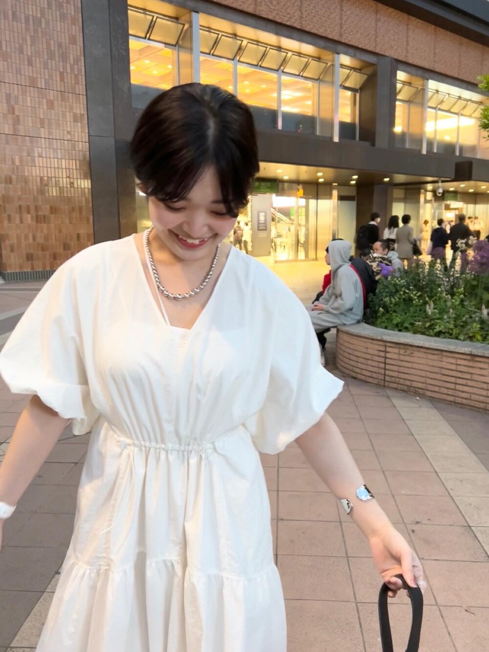 「夏コーデ、休日スタイル、シンプル、初夏コーデ、大人カジュアル、おしゃれさんと繋がりたい、ワンピース、スニーカー、ダッドスニーカー、ショルダーバッグ、大人ガーリー、白スニーカー、骨格ストレート」｜「mysticのドロストギャザーワンピース（ワンピース、ホワイト系）」を使った、ヨシヤマ アヤカさん（レディース・159cm）の春コーディネートの3枚目の写真