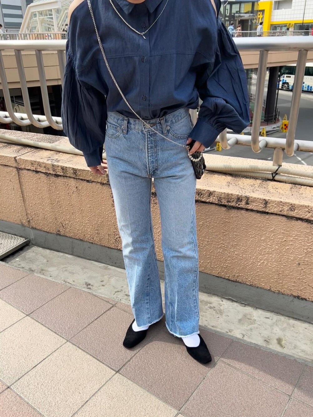 ブルー系のシャツ/ブラウス、ブルー系のデニムパンツを着用したレディースの春コーディネートの3枚目の写真