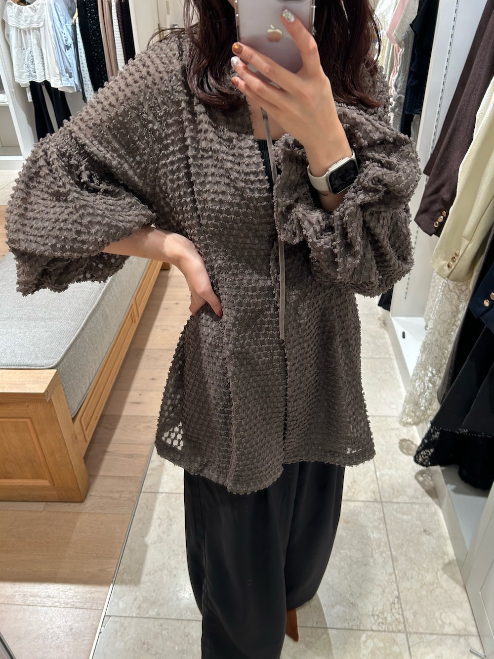 ブラック系のスラックス、イエロー系のパンプス、グリーン系のチュニックを着用したレディースの秋コーディネートの2枚目の写真