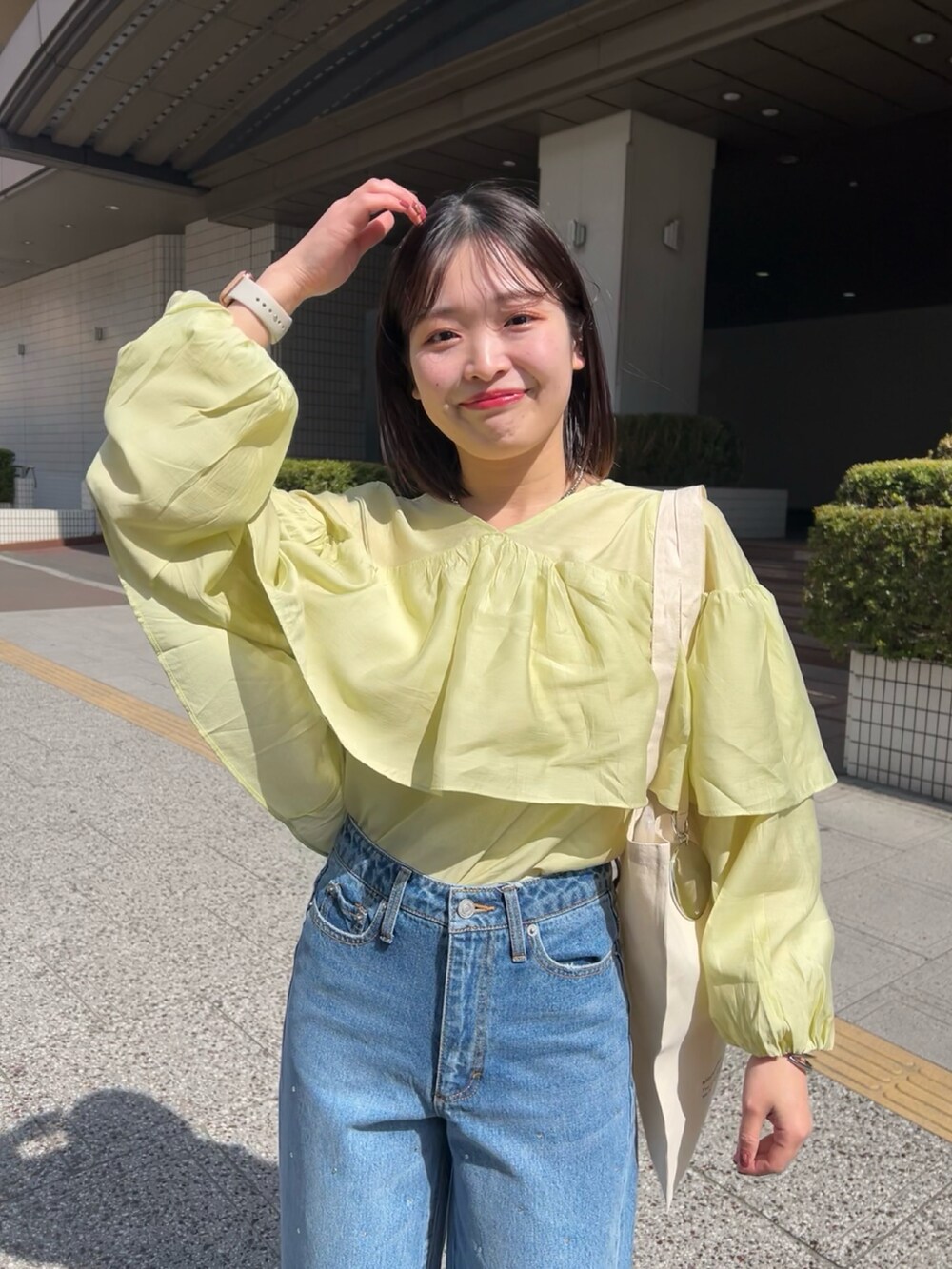 グリーン系のシャツ/ブラウス、ブルー系のデニムパンツを着用したレディースの春コーディネートの2枚目の写真