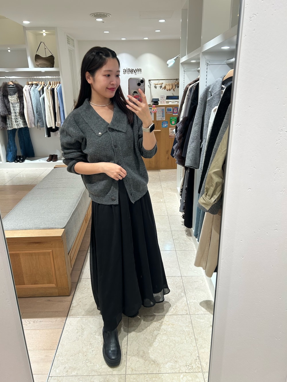 グレー系のカーディガン/ボレロ、ブラック系のワンピースを着用したレディースの冬コーディネートの2枚目の写真